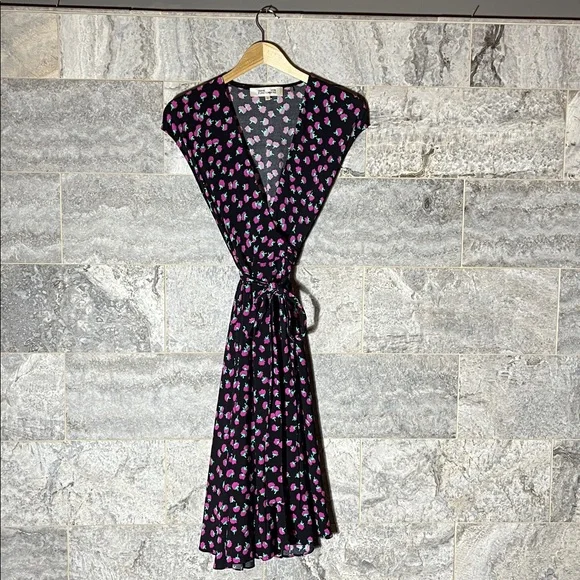 💥HP💥Diane von Furstenberg “Goldie” Wrap Dress – US 2 – Swirling Berries - Picture 3 of 8